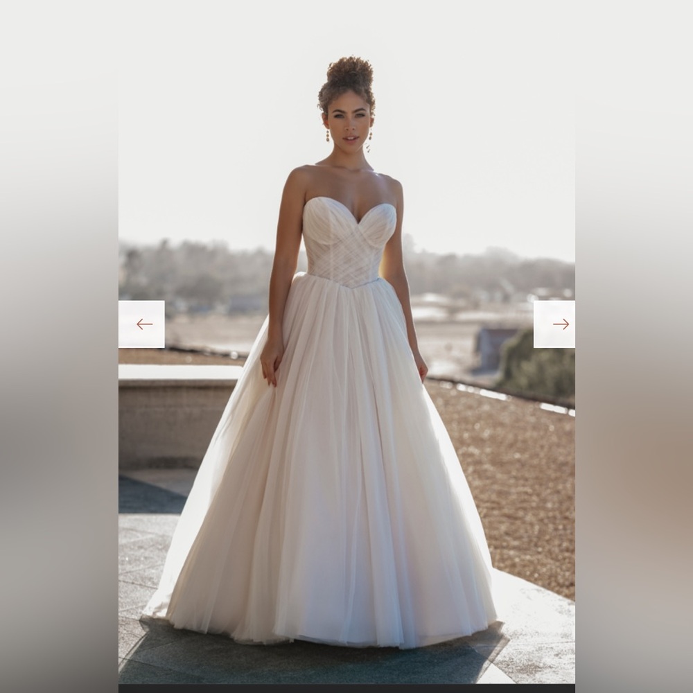 Allure Bridal A1100 *Clean Never Worn Sample Gown*